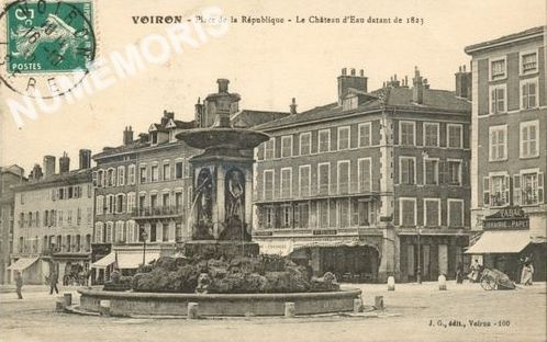 JG 160 Voiron Place de la R&eacute;publique le ch&acirc;teau d'eau datant de 1823