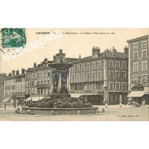 JG 160 Voiron Place de la R&eacute;publique le ch&acirc;teau d'eau datant de 1823