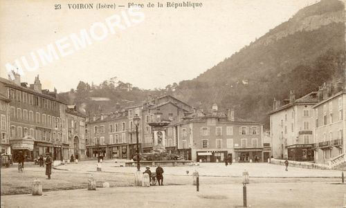 023 Voiron (Is&egrave;re) Place de la r&eacute;publique