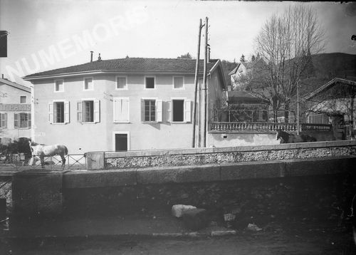 Voreppe : maison en bas du quai des Chartreux