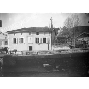 Voreppe : maison en bas du quai des Chartreux