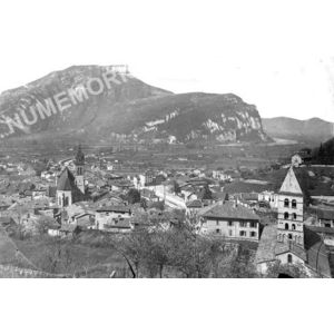Voreppe avec le bec de l'Echaillon dans le fond