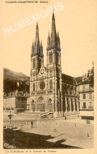 Voiron-Chartreuse (Is&egrave;re) la cath&eacute;drale et le coteau de Vouise
