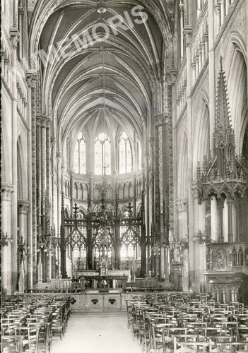 VOIRON (Is&egrave;re)- Eglise Saint-Bruno  N�3- Le Choeur. La Chaire en bois sculpt&eacute; par MM. Goyers fr&egrave;res, de Louvain.