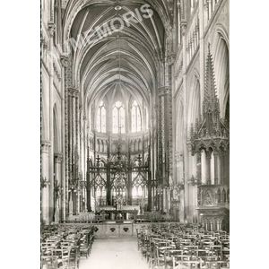 VOIRON (Is&egrave;re)- Eglise Saint-Bruno  N�3- Le Choeur. La Chaire en bois sculpt&eacute; par MM. Goyers fr&egrave;res, de Louvain.
