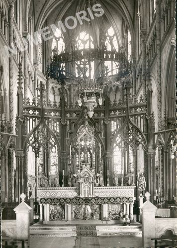 VOIRON (Is&egrave;re)-Eglise Saint-Bruno-N�5- Ma&icirc;tre-Autel Tabernacle et bas-reliefs en bronze dor&eacute; de la maison Marli&eacute;. Expositoire de la maison Favier de Lyon. Stalles et boiseries circulaires, Architecte: M. De Montclos.