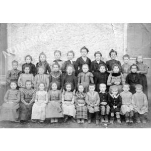 Chirens &eacute;cole en 1900 (environ) filles 