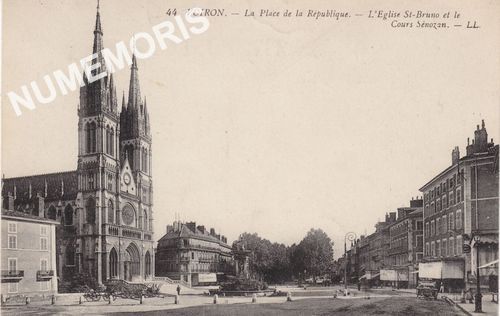 044 Voiron La place de la R&eacute;publique L'&eacute;glise St-Bruno et le Cours S&eacute;nozan LL