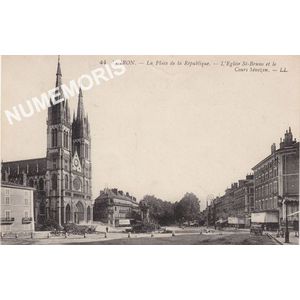 044 Voiron La place de la R&eacute;publique L'&eacute;glise St-Bruno et le Cours S&eacute;nozan LL