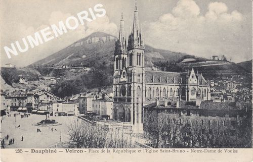 255 Voiron Dauphin&eacute; place de la R&eacute;publique et l'&eacute;glise Saint Bruno Notre-dame de Vouise