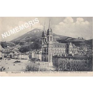 255 Voiron Dauphin&eacute; place de la R&eacute;publique et l'&eacute;glise Saint Bruno Notre-dame de Vouise