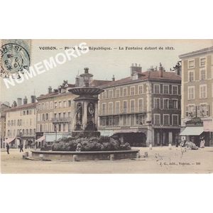 JG 160 Voiron Place de la R&eacute;publique le ch&acirc;teau d'eau datant de 1823