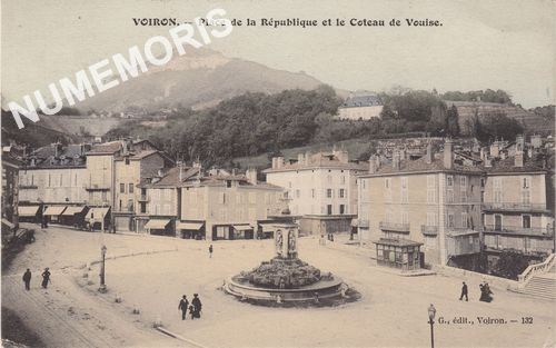 JG 132 Voiron Place de la r&eacute;publique et coteau de la Vouise