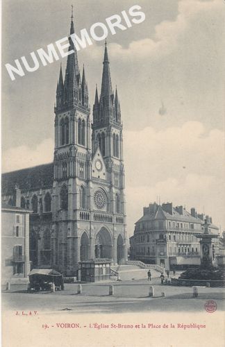 019 Voiron l'&eacute;glise St-Bruno et la place de la R&eacute;publique