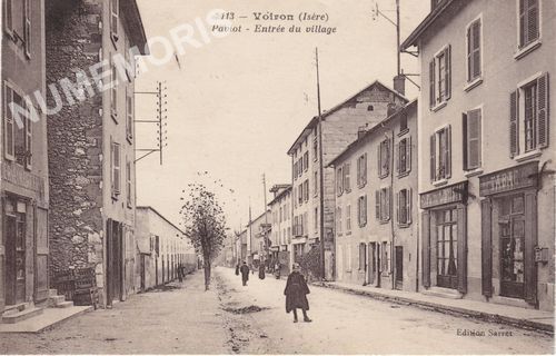 113 Voiron (Is&egrave;re) Paviot entr&eacute;e du village
