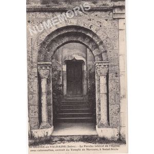 St Geoire-en-Valdaine (Is&egrave;re) le Porche lat&eacute;ral de l'Eglise avec colonettes, extrait du temple de Mercure, &agrave; Saint-Sixte