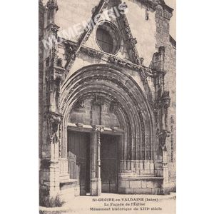 St-Geoire-en-Valdaine (Is&egrave;re) la fa&ccedil;ade de l'&eacute;glise Monument historique du XIIIe si&egrave;cle