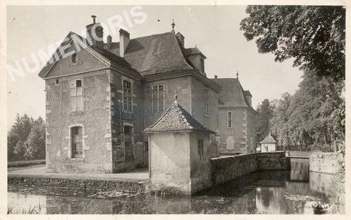 St-Geoire-en-Valdaine le ch&acirc;teau de Longpra les douves