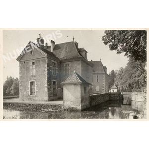 St-Geoire-en-Valdaine le ch&acirc;teau de Longpra les douves