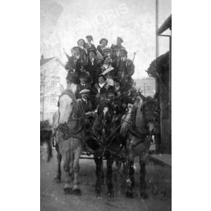 conscrits du Pin en cal&egrave;che en 1914