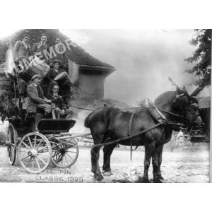 conscrits du Pin en cal&egrave;che en 1929