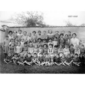 le Pin en 1957-58 &eacute;cole des filles et petits