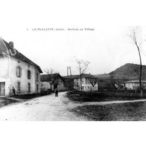 004 la Placette (is&egrave;re) entr&eacute;e du village