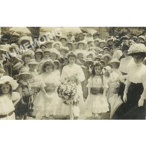 Voreppe juin 1909 - fillettes avec bouquet