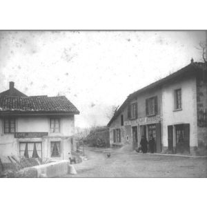 Pommiers la Placette : deux "caf&eacute;- restaurant" au centre du village en 1880 