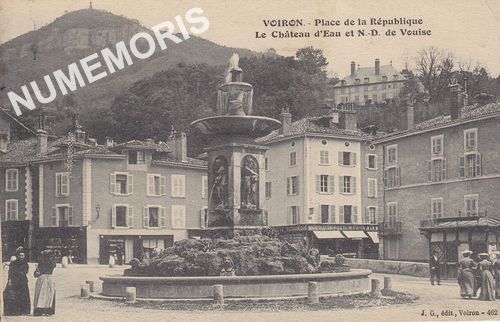 JG 462 Voiron Place de la r&eacute;publique et le ch&acirc;teau d'au et N. D. de Vouise