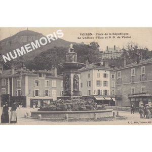 JG 462 Voiron Place de la r&eacute;publique et le ch&acirc;teau d'au et N. D. de Vouise