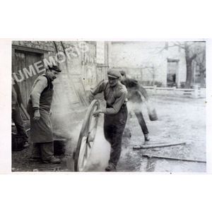 Pommiers la Placette : Joseph Janot charron en 1947