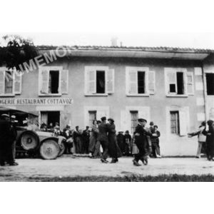 Pommiers la Placette : jour de f&ecirc;te &agrave; la Placette devant le caf&eacute;-restaurant Cottavoz en 1915