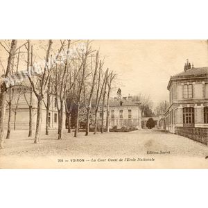 204 Voiron la cour Ouest de l'Ecole Nationale