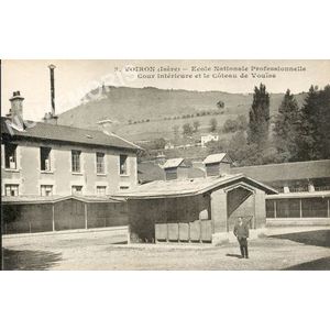003 Voiron (Isère) Ecole Nationale Professionnelle cour intérieure et le coteau de Vouise