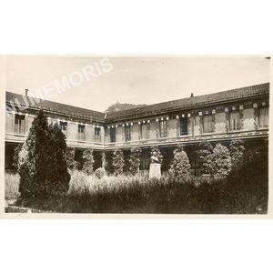 A.603. ECOLE NATIONALE DE VOIRON.  Monument de Monsieur Berthoin.