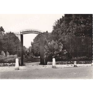 21721 Moirans (Is&egrave;re) le jardin public Grille de Le Notre