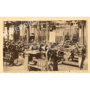 Ecole Nationale Professionnelle de Voiron (Isère) atelier d'ajustage n 1...