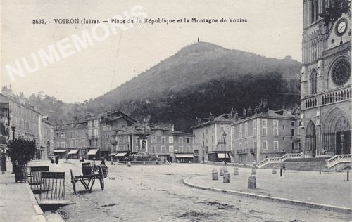2632 Voiron (Is&egrave;re) place de la R&eacute;publique et la Montagne de Vouise