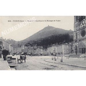 2632 Voiron (Is&egrave;re) place de la R&eacute;publique et la Montagne de Vouise