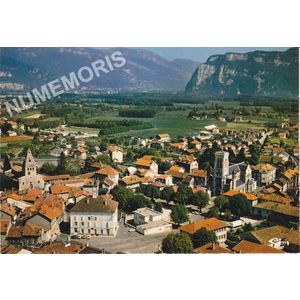 Moirans (Is&egrave;re) vue g&eacute;n&eacute;rale, le centre ville, la nouvelle et la vieille &eacute;glise (XIe s.), la Trou&eacute;e de Voreppe et la vall&eacute;e de l'Is&egrave;re