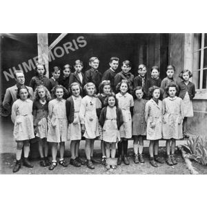 Le pin en 1933 &eacute;cole mixte