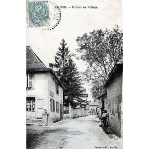 Le Pin Entr&eacute;e du village