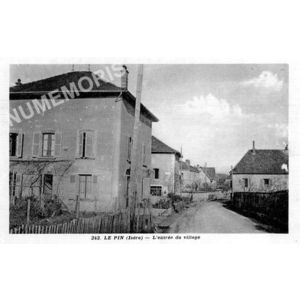242 le Pin (Is&egrave;re) l'entr&eacute;e du village