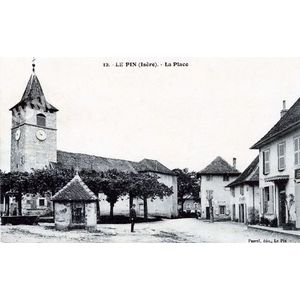 012 le Pin (Is&egrave;re) la place