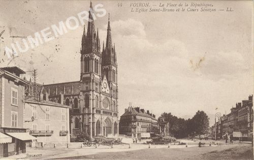 044 Voiron la place de la R&eacute;publique, l'Eglise Saint-Bruno et le Cours Senozan LL