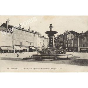 011 Voiron La Place de la r&eacute;publique et la Fontaine Senozan LL