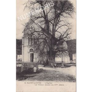 009 Saint-Aupre l'&eacute;glise le tilleul datant du XV&egrave; si&egrave;cle