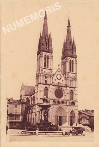 Voiron-Chartreuse la cath&eacute;drale Saint-Brune et la fontaine