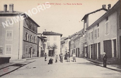 030 Coublevie (Is&egrave;re) la place de la mairie